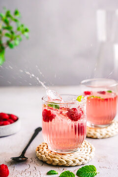 Sommer Getr&auml;nk mit Himbeeren und Wasser in zwei Gl&auml;ser. Erfrischung, spritzig.
