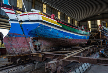 Fototapeta na wymiar Shipyard of traditional Tagus River boats in Sarilhos Pequenos, Portugal