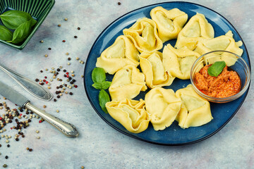 Tortelloni with spinach filling