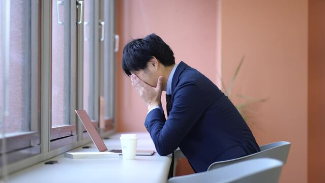 パソコン仕事で失敗した男性