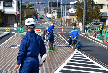 新規格道路工事を指揮する現場監督