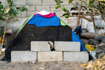 La tente d'une sans domicile fixe sur une plage à Dakar en Afrique de l'Ouest