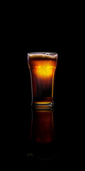 Mobile vertical wallpaper photograph of a beer pint glass product photography, studio light, black background. Story post. - obrazy, fototapety, plakaty