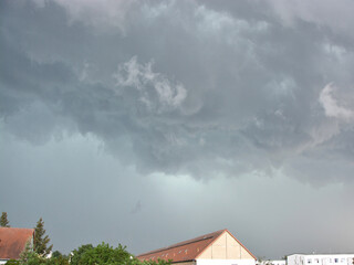 Schauerwolken über ein Wohngebiet