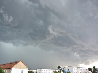 Schauerwolken über ein Wohngebiet