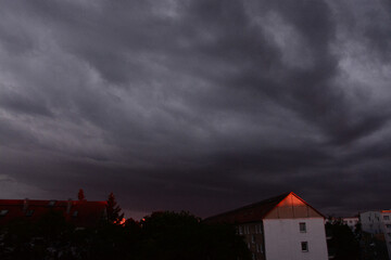 Dunkle Schauerwolke &uuml;ber Wohngebiet