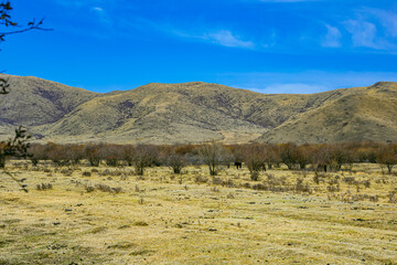 Obraz premium Aba Qiang and Tibetan Autonomous Prefecture, Sichuan Province - mountains and grassland scenery under the blue sky