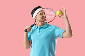 Naklejka premium Portrait of male tennis player on pink background