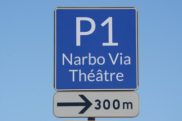 Panneau signalant que le parking P1 du musée et du théâtre de Narbonne se trouve à 300 mètres. Aude, Languedoc, Occitanie, France.