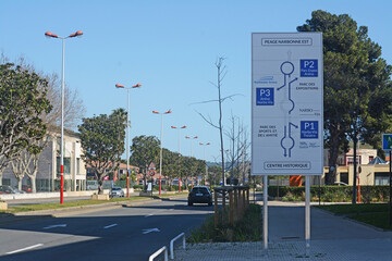 Panneau signalant les différents parkings mis à disposition pour se rendre au théâtre, à l'aréna, au musée et au parc des expositions de Narbonne, Aude, Languedoc, Occitanie, France.