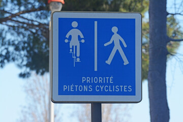 Panneau bleu signalant que les piétons et les cyclistes ont la priorité. - obrazy, fototapety, plakaty