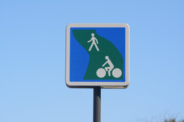 Panneaux début de piste cyclable et piétonnière.