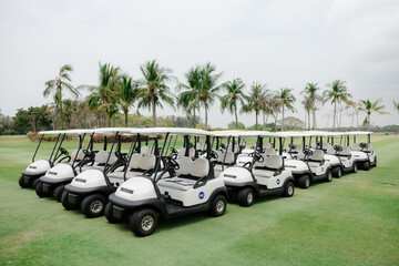Many golf carts on the golf course are ready to serve golfers who come to organize tournaments.