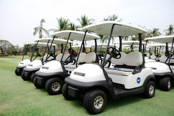 Many golf carts on the golf course are ready to serve golfers who come to host tournaments.