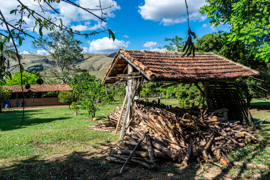 Paiol de madeira, interior, rural, ro&ccedil;a