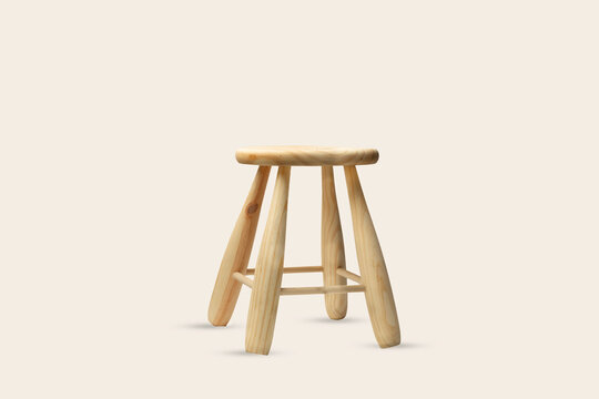 Taburete de madera marr&oacute;n sobre un fondo claro liso y aislado. Vista de frente y de cerca. Copy space