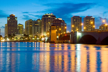 Fototapeta premium nighttime view of downtown West Palm Beach
