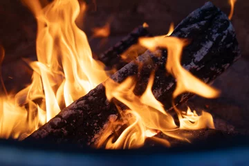 Fotobehang 焚き火・薪を燃やす・キャンプ・暖炉イメージ © naka