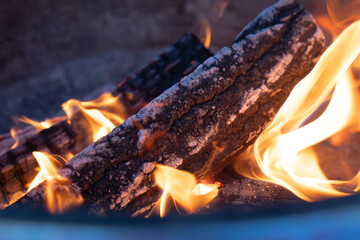 焚き火・薪を燃やす・キャンプ・暖炉イメージ
