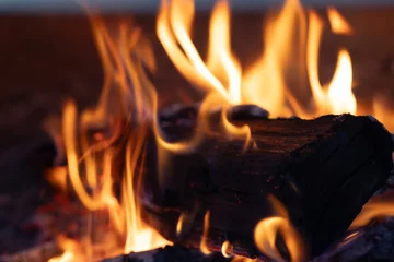  焚き火・薪を燃やす・キャンプ・暖炉イメージ © naka