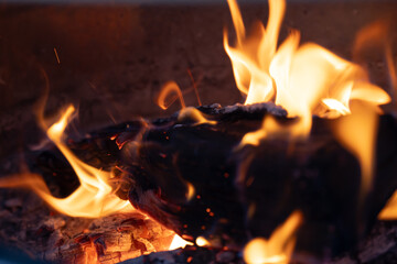焚き火・薪を燃やす・キャンプ・暖炉イメージ - obrazy, fototapety, plakaty