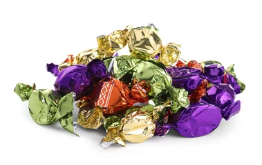 Fototapeten Candies in colorful wrappers isolated on white © New Africa