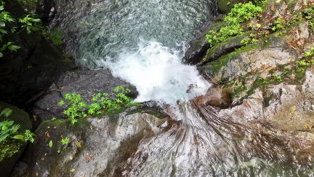 Escondidas en la selva densa, las  cascadas deslumbran con su belleza natural entre montañas, rocas y una gran variedad de vida silvestre en la comarca Gnobe Bugle de Panamá.