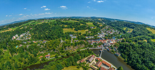 Ausblick auf den romantisch gelegenen Passauer Stadtteil Hals im Tal der Ilz - obrazy, fototapety, plakaty