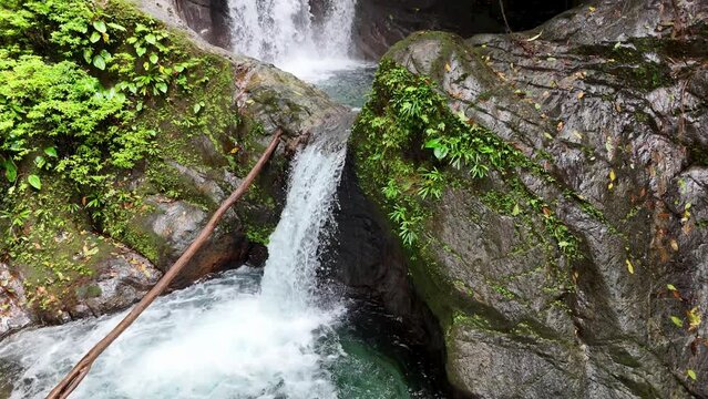 Las magn&iacute;ficas cascadas se encuentran en un remoto rinc&oacute;n de la selva, rodeadas de monta&ntilde;as, rocas y una diversidad asombrosa de biodiversidad en la comarca Gnobe Bugle de Panam&aacute;.