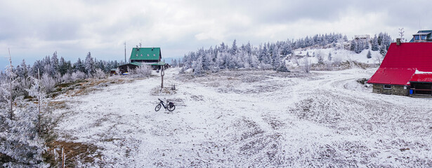 Góry zimą, Skrzyczne najwyższy szczyt w Beskidzie Śląskim na Śląsku w Polsce