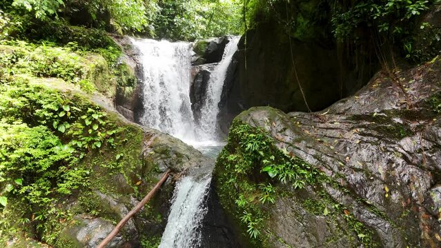 Espectaculares caídas de agua se abren paso entre la densa selva, enmarcadas por montañas y rocas, mostrando una biodiversidad exuberante en la comarca Gnobe Bugle de Panamá