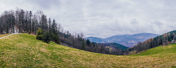 Beskid Śląski, góry w Polsce, widok na Klimczok w zimie.