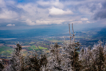 Góry, Beskid Śląski w Polsce zimą. Panorama ze szczytu Skrzycznego w kierunku Żywca  - obrazy, fototapety, plakaty