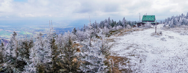 Góry zimą, na szczycie Skrzycznego, najwyższy szczyt Beskidu Śląskiego w Polsce
