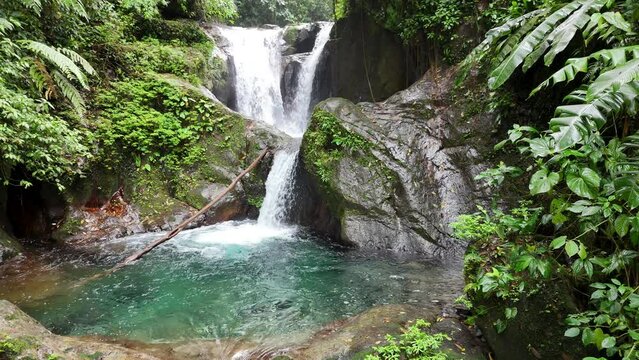 Imponentes cataratas y cascadas se esconden en lo profundo de la selva, rodeadas de montañas, rocas y una gran variedad de biodiversidad en la comarca Gnobe Bugle de Panamá