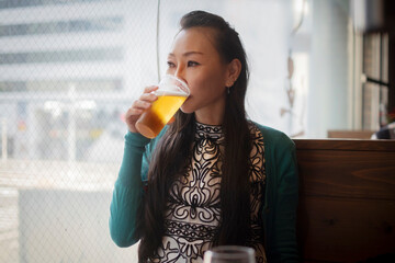 ビールを飲む女性 © Nii Koo Nyan