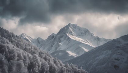 Obraz premium Mountain covered in snow under a cloudy sky