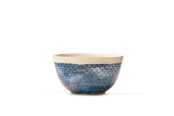 Un cuenco de cerámica con motivos en color azul sobre un fondo blanco aislado. Vista de frente y de cerca. Copy space - 763353527