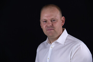 business-man, business, Gewerbe, Hemd, Anzug, schwarz, weiss. weiß, schwarz-weiss, Bewerbung, Bewerbungsfoto, businessfoto, Profilbild, Profilfoto, Firma, Model, Abteilungsleiter, Geschäftsführer, Job © Marcel Hanke