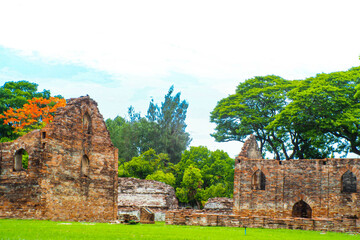 Fototapeta na wymiar Landscape Historical Park. The ancient temple that presents humans is located in Thailand's Historic City. World Heritage.