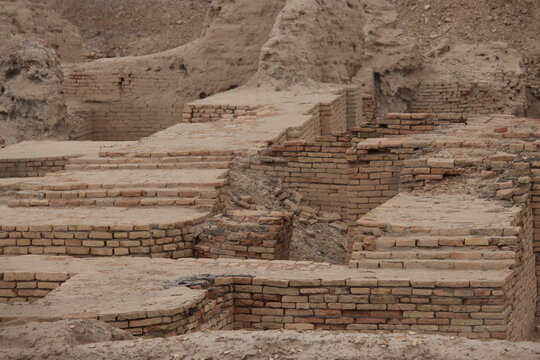 The royal cemetery in the ancient city of ur 