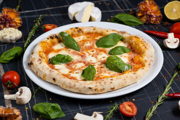 Pizza margherita.