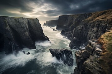 Obraz premium Coastal cliffs with crashing waves under a moody sky