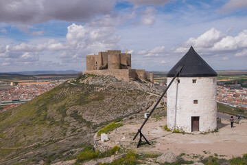 Molino y castillo de Consuegra en la provincia de Toledo, Castilla-La Mancha, España