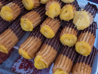 Churros con crema y chocolate