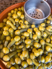 Aceitunas verdes y pepinillos