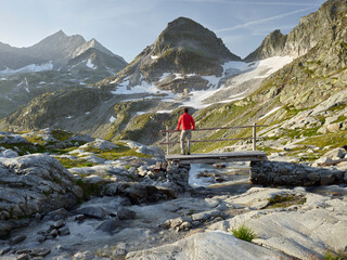 Wanderer auf der Br&uuml;cke &uuml;ber den Sonnblickkeesbach, Eisk&ouml;gele, Tauernkogel, Hohe Tauern Nationalpark, Salzburg, &Ouml;sterreich
