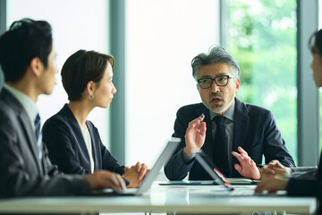 ダンディなグレイヘアの経営者