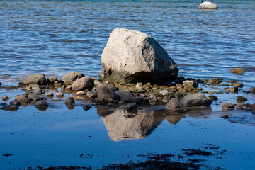Fototapeta premium Stones in the sea with reflection