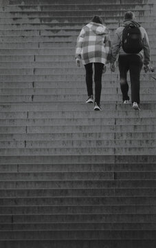 Hombre y mujer subiendo escaleras. Concepto psicolog&iacute;a, crecimiento en pareja